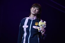 「じゃがとんのうた」を歌唱する奥山かずさ。