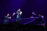 「じゃがとんのうた」を歌唱する奥山かずさ（中央）と、応援する横山涼（左）、結木滉星（右）。