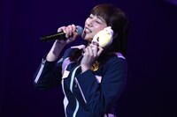 「じゃがとんのうた」を歌唱する奥山かずさ。