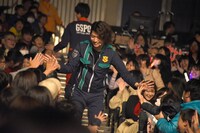 ファンと触れ合う横山涼。