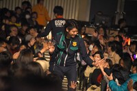 ファンと触れ合う横山涼。