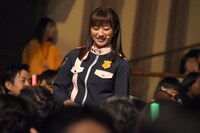 ファンと触れ合う奥山かずさ。