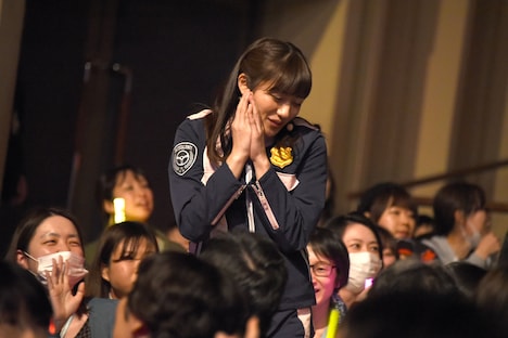 ファンと触れ合う奥山かずさ。