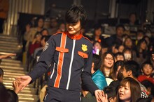 ファンと触れ合う結木滉星。