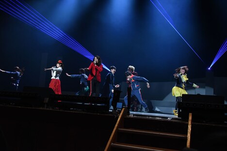 客席のファンとたっぷり触れ合いすぎて、曲のエンディングに間に合わなかったキャストたち。