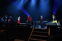 客席のファンとたっぷり触れ合いすぎて、曲のエンディングに間に合わなかったキャストたち。