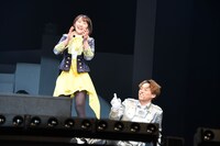 客席のファンとたっぷり触れ合いすぎて、曲のエンディングに間に合わなかったキャストたち。