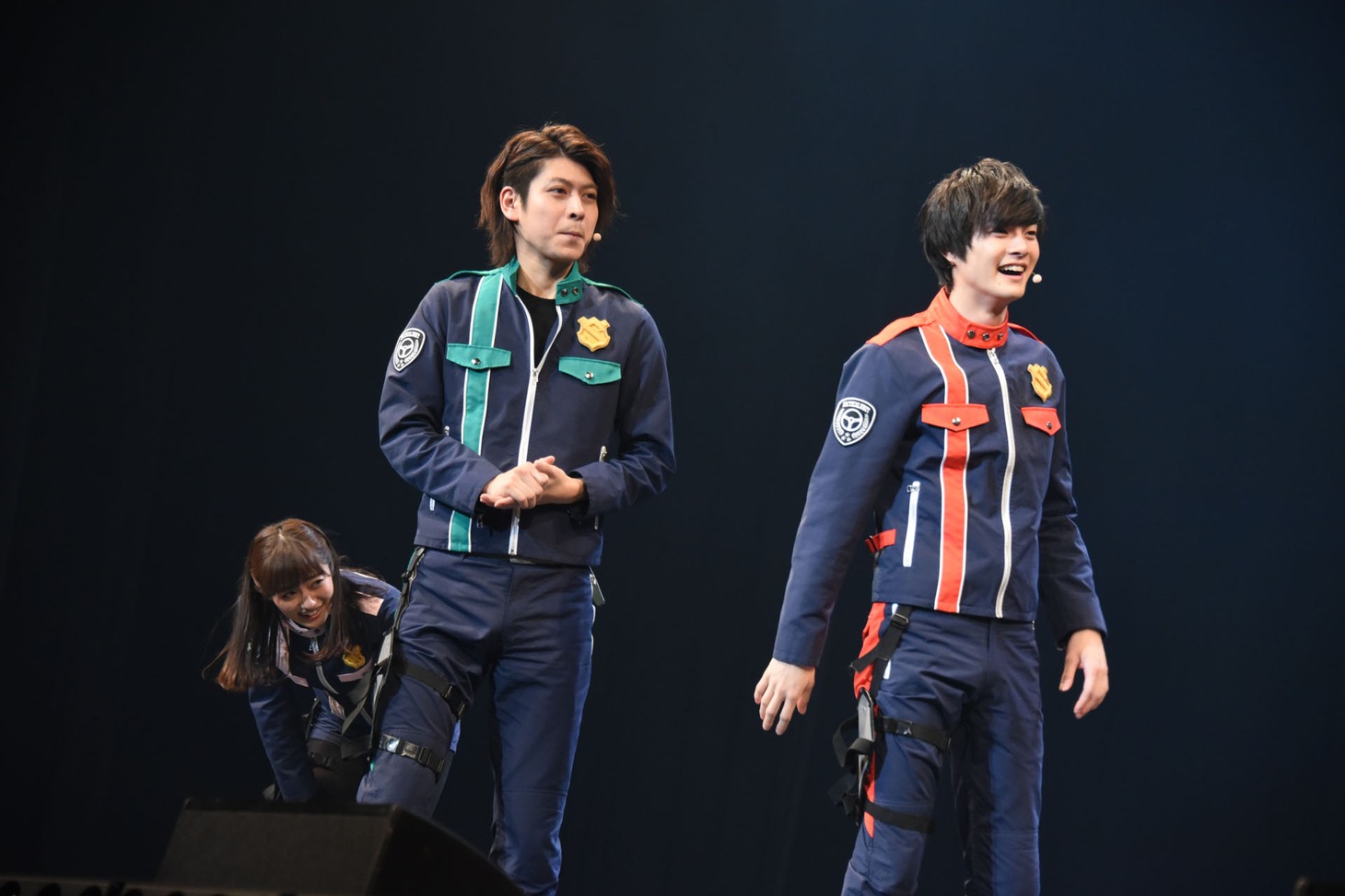 客席のファンとたっぷり触れ合ったせいで、曲のエンディングに間に合わなかったキャストたち。