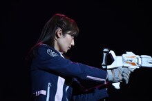 アクションショーにて、奥山かずさ演じる明神つかさ。