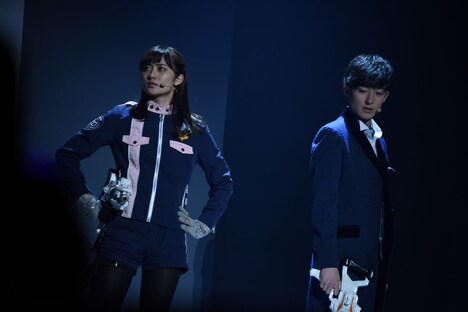 アクションショーにて、奥山かずさ演じる明神つかさ（左）と濱正悟演じる宵町透真（右）。