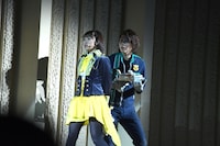 アクションショーにて、工藤遥演じる早見初美花（左）と横山涼演じる陽川咲也（右）。