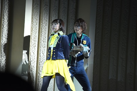 アクションショーにて、工藤遥演じる早見初美花（左）と横山涼演じる陽川咲也（右）。