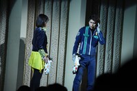 アクションショーにて、工藤遥演じる早見初美花（左）と横山涼演じる陽川咲也（右）。