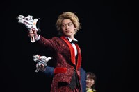 アクションショーにて、伊藤あさひ演じる夜野魁利。