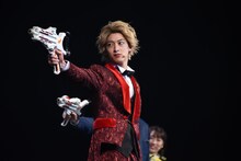 アクションショーにて、伊藤あさひ演じる夜野魁利。