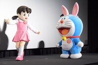 ゆっくりと歩くため、途中でしずか（左）に追い越されたドラえもん（右）。