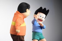 ジャイアン（左）にぶたれたスネ夫（右）。