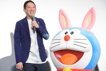 左から高橋茂雄、ドラえもん。