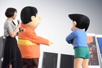 背中をアピールするスネ夫（右）。