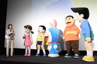 セットの転換中に、MC（左端）を質問攻めにするキャラクターたち。