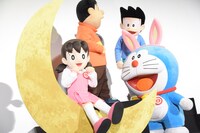 三日月の装飾が施された看板に感激するしずか（前列左）。