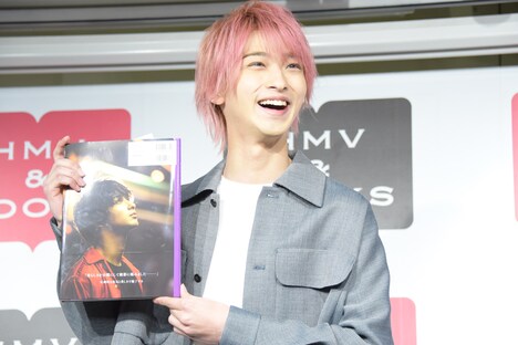 お気に入りのカットを見せる横浜流星。