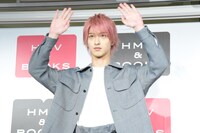 手を振る横浜流星。