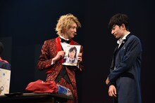 濱正悟（右）に対し、なぜか奥山かずさの下敷きを見せる伊藤あさひ（左）。