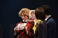 伊藤あさひ（左）本人と下敷きを見比べる工藤遥（手前）。