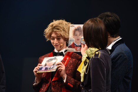 伊藤あさひ（左）本人と下敷きを見比べる工藤遥（手前）。