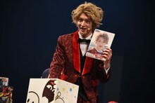 抽選を行う伊藤あさひ。