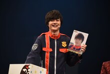 抽選を行う結木滉星。