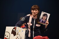 抽選を行う奥山かずさ。