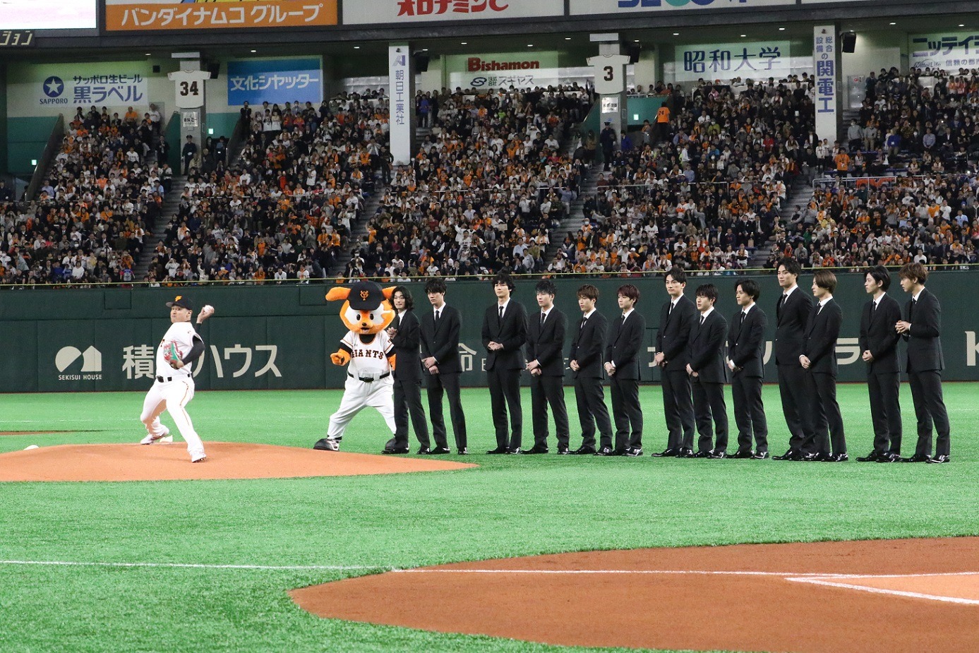 始球式に臨んだ関口メンディー（左）。