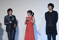 左から小林豊、伊原六花、久保田悠来。