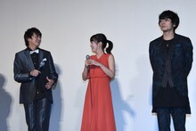 左から小林豊、伊原六花、久保田悠来。