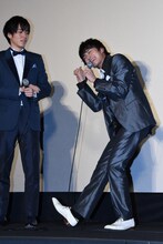 挨拶をする小林豊（右）。