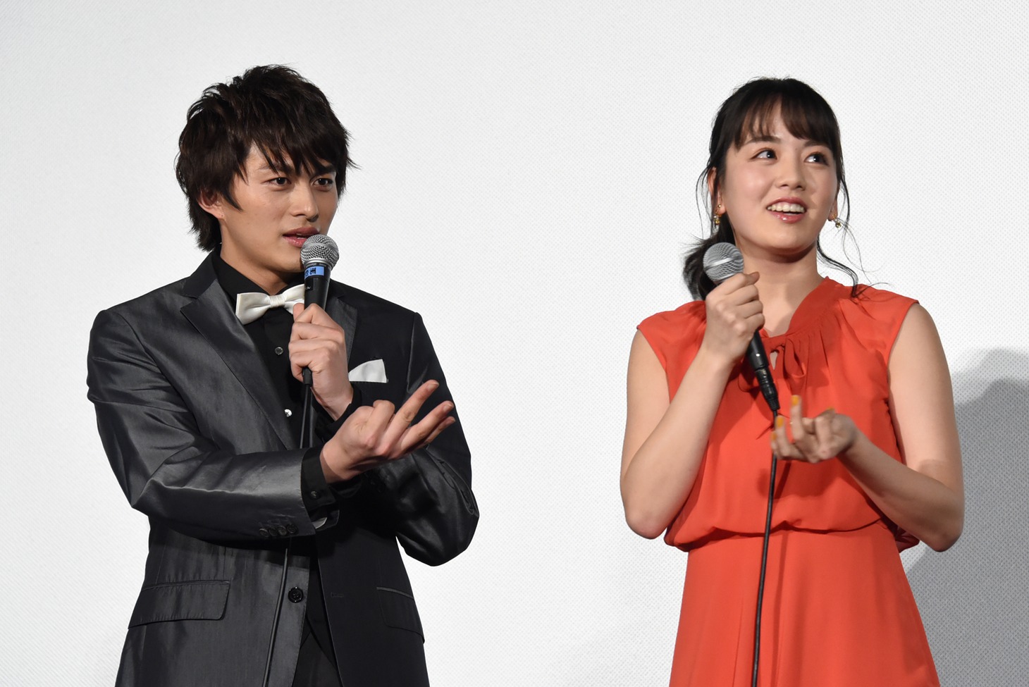 左から小林豊、伊原六花。