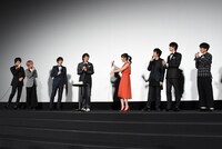 小林豊の誕生日を祝うキャストたち。