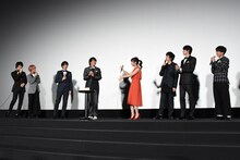 小林豊の誕生日を祝うキャストたち。