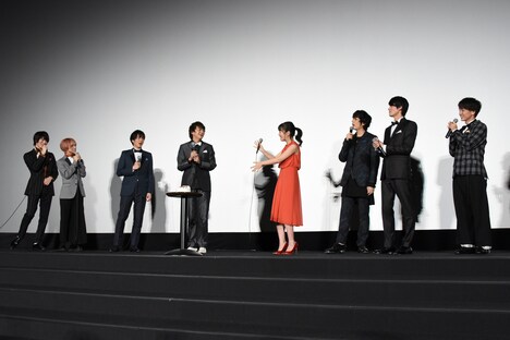 小林豊の誕生日を祝うキャストたち。