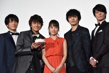 ドラマ「明治東亰恋伽」完成披露イベントの様子。左から松島庄汰、小林豊、伊原六花、久保田悠来、岩永徹也。