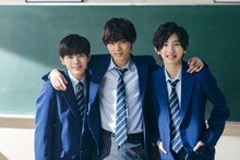 左から長尾謙杜（なにわ男子 / 関西ジャニーズJr.）、永瀬廉（King & Prince）、道枝駿佑（なにわ男子 / 関西ジャニーズJr.）。