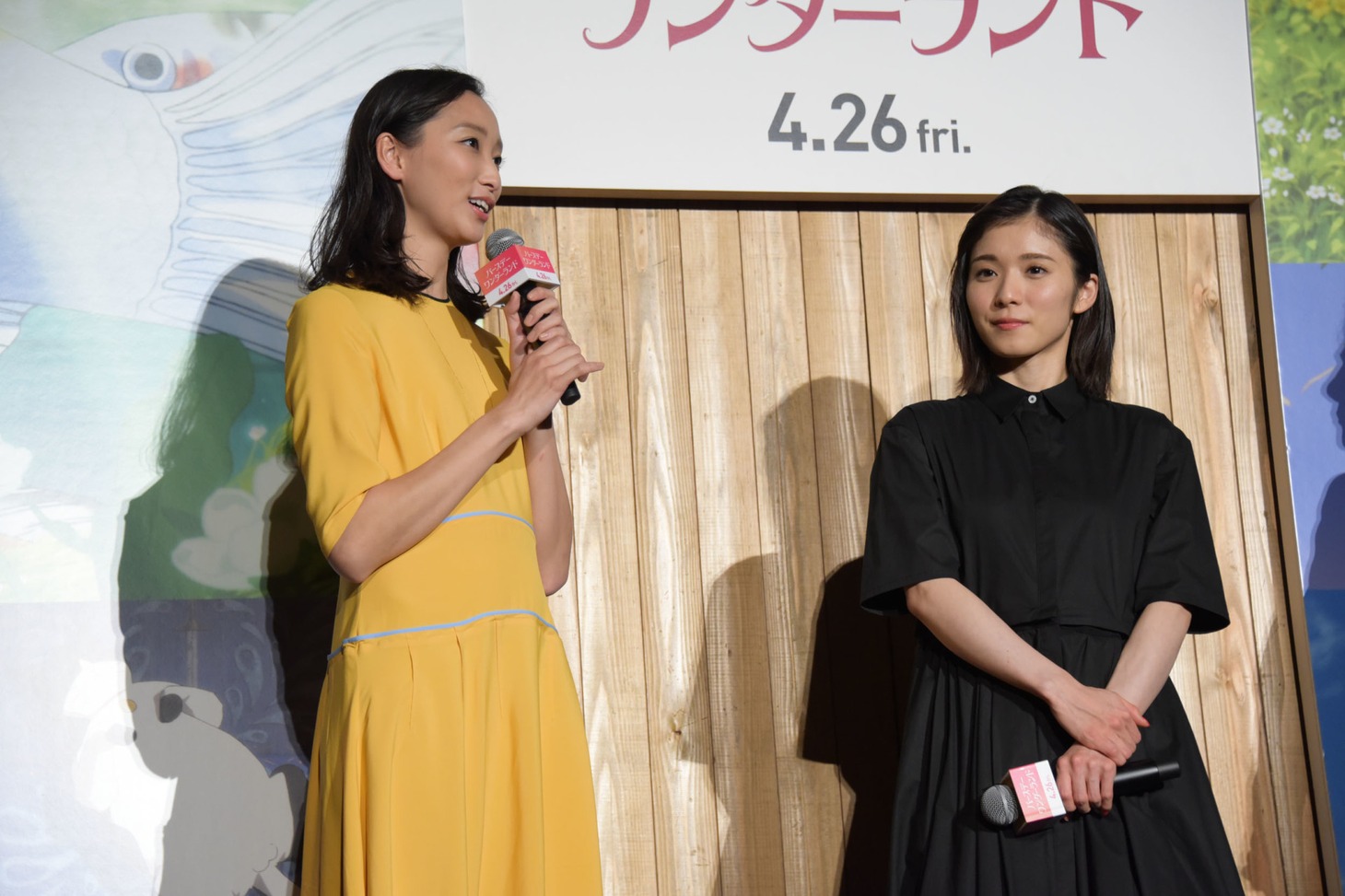 左から杏、松岡茉優。