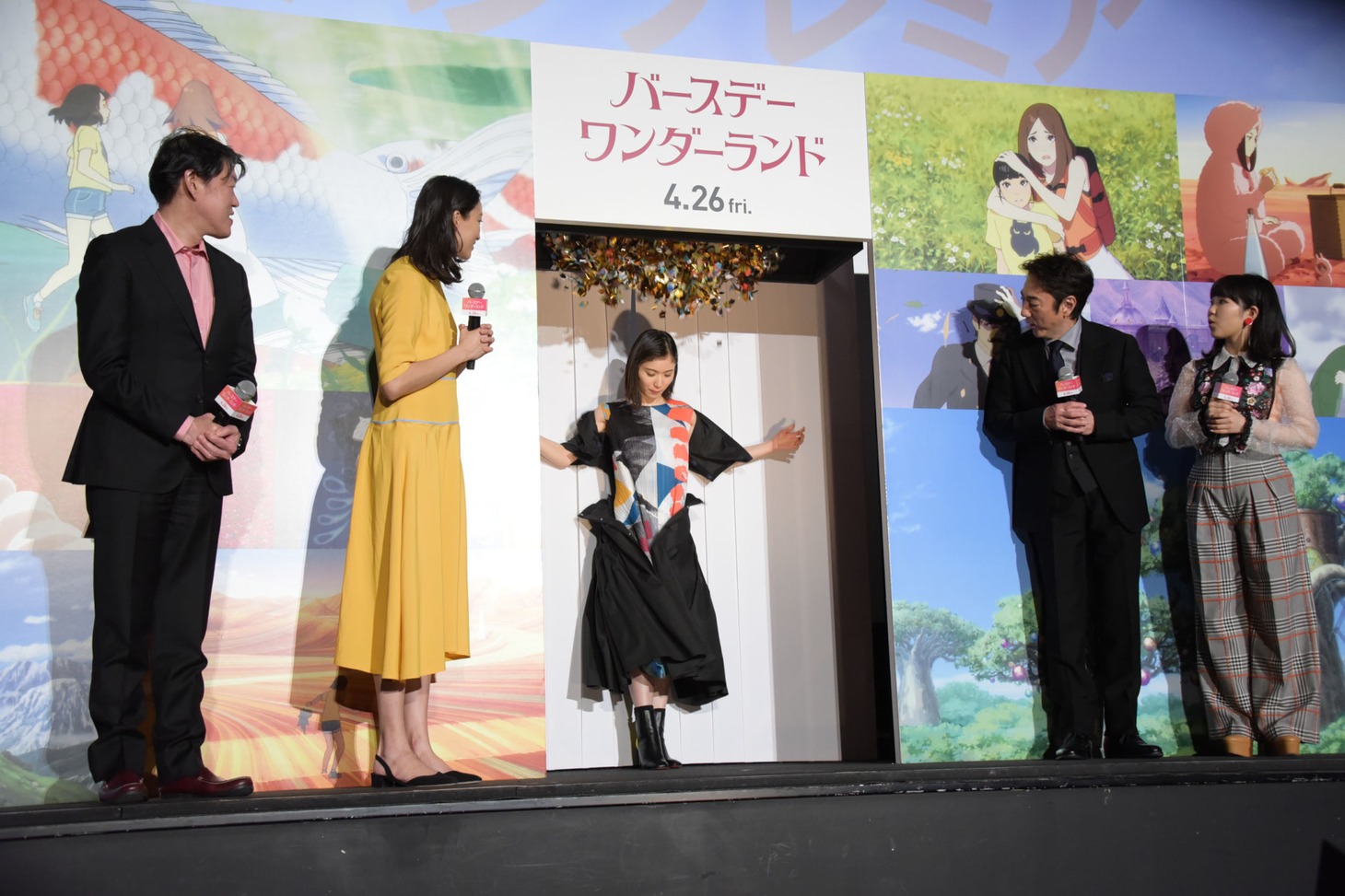 モノクロからカラフルなドレスに変化するイリュージョンの様子。