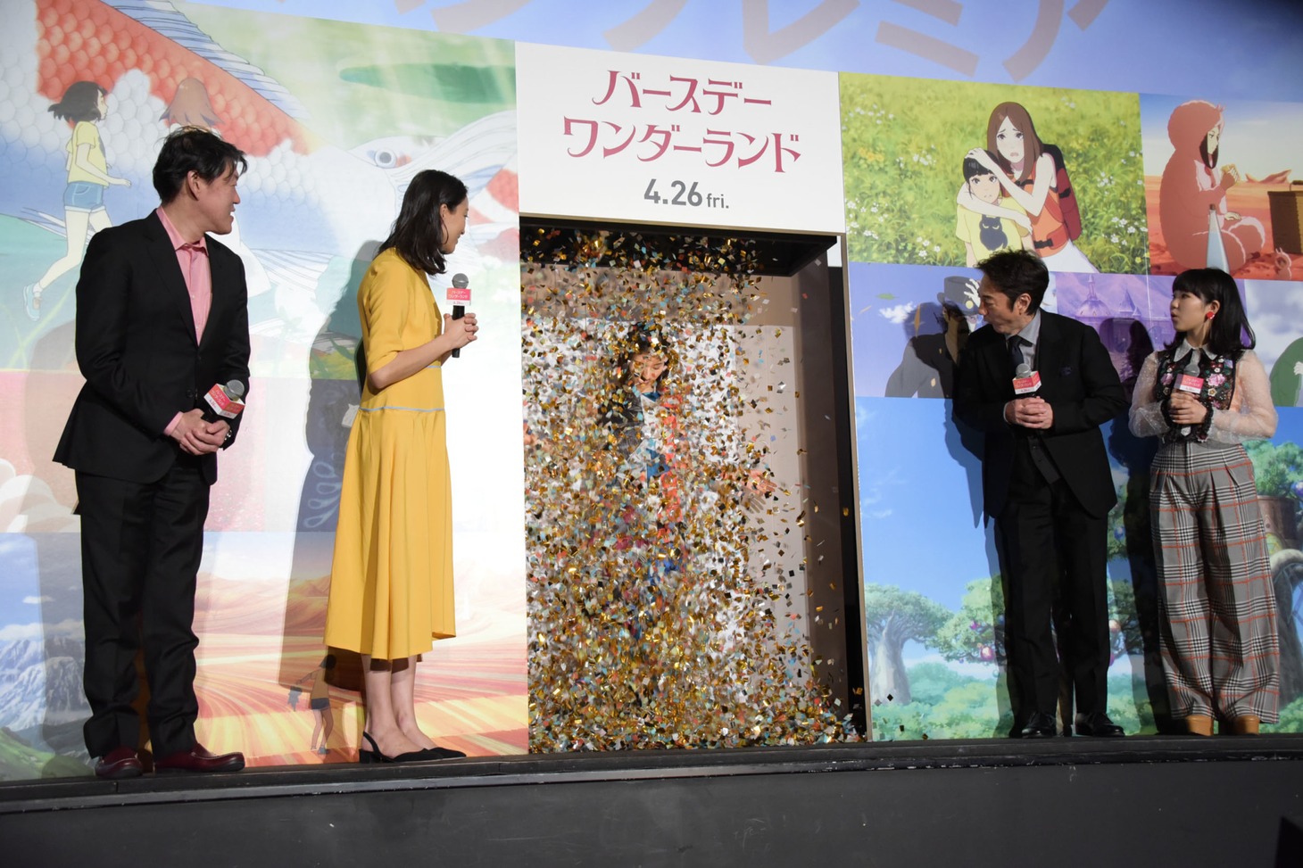 モノクロからカラフルなドレスに変化するイリュージョンの様子。