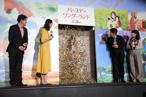 モノクロからカラフルなドレスに変化するイリュージョンの様子。