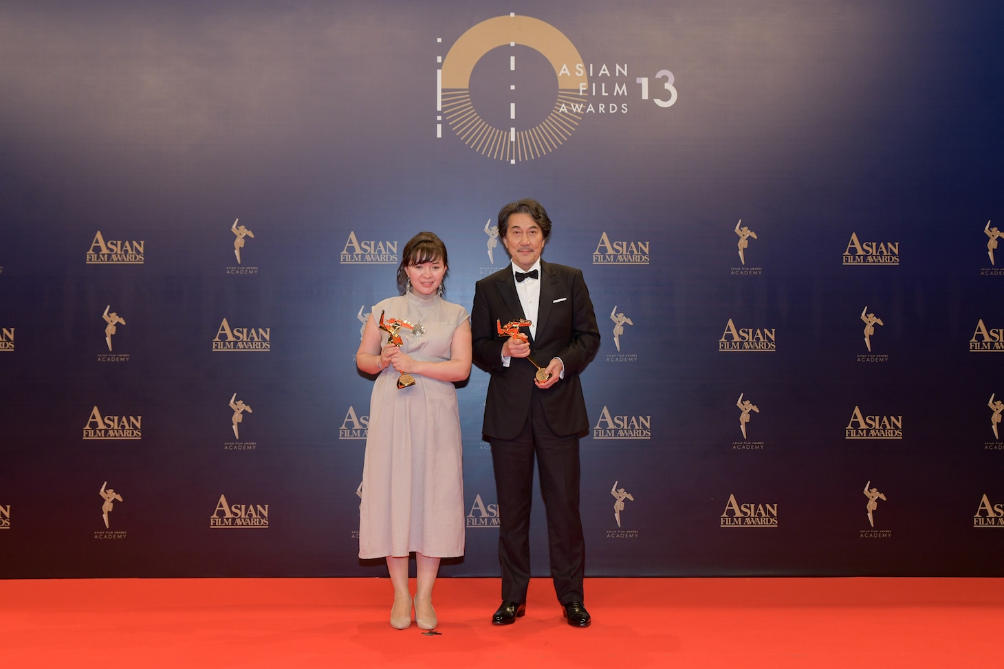 左からサマル・イェスリャーモワ、役所広司。