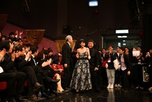 最優秀作品賞の発表を受けてステージに向かう安藤サクラ（中央）。