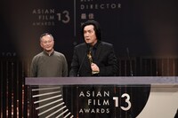 最優秀監督賞を受賞したイ・チャンドンとプレゼンターのジョニー・トー（左）。